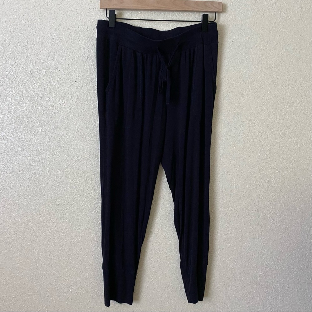 Kate Quinn Women's Black Bamboo Capri Joggers